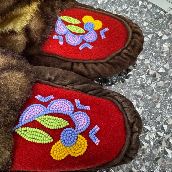 Moccasins handmade mukluks fur Sherpa suede leather beaded floral Inuit native - Picture 3 of 14